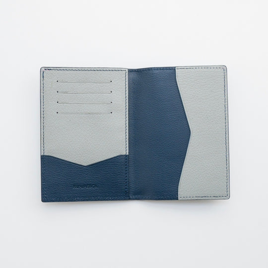 THE VOYAGER PASSPORT HOLDER