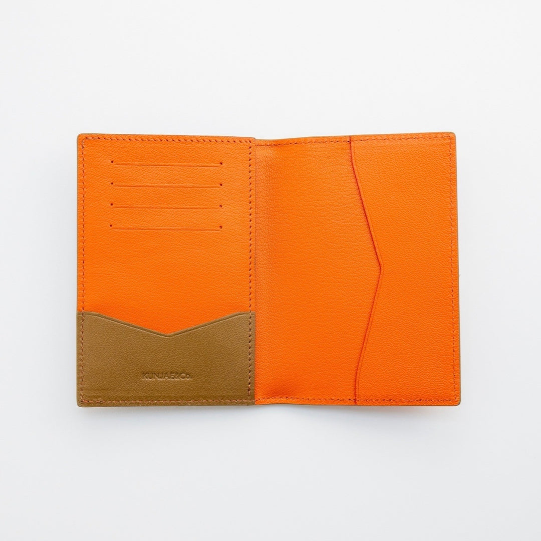 THE VOYAGER PASSPORT HOLDER