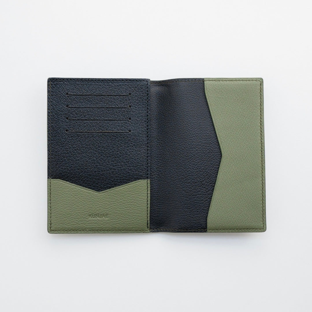 THE VOYAGER PASSPORT HOLDER