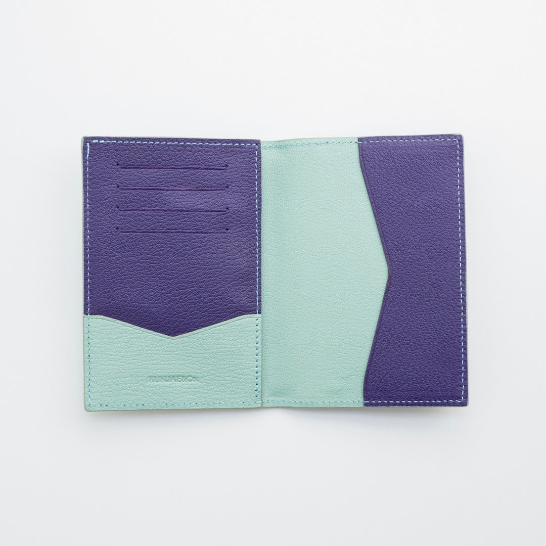 THE VOYAGER PASSPORT HOLDER